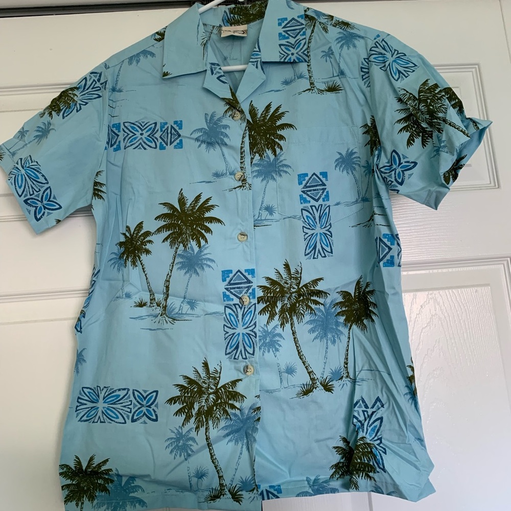 Women’s Hawaiian Shirt. Size S. Go Barefoot brand.